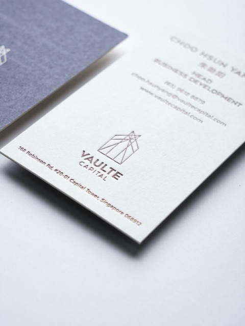 A closer view of the pale card and outlined emblem in the blue-and-white card pairing.